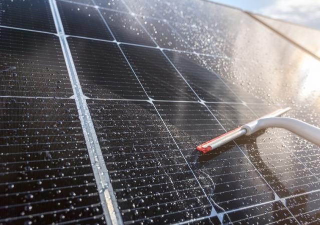 nettoyer un panneau solaire